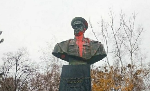 ხარკოვში საბჭოთა კავშირის მარშლის ჟუკოვის ბიუსტს წითელი საღებავი გადაასხეს