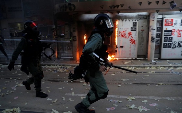 ჰონგ-კონგის პოლიციამ დემონსტრანტების წინააღმდეგ ცეცხლსასროლი იარაღი გამოიყენა