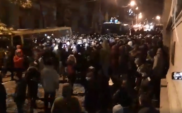 აქციის მონაწილეებსა და სპეცრზამს შორის დაპირისპირებაა