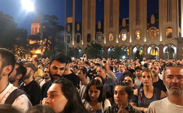 პარლამენტთან საპროტესტო აქცია მიმდინარეობს
