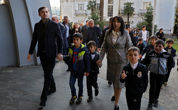 აჭარის მთავრობის თავმჯდომარის ინიციატივით ბათუმის დელფინარიუმი სოციალურად დაუცველ მოსწავლეებს  რეგულარულად უმასპინძლებს