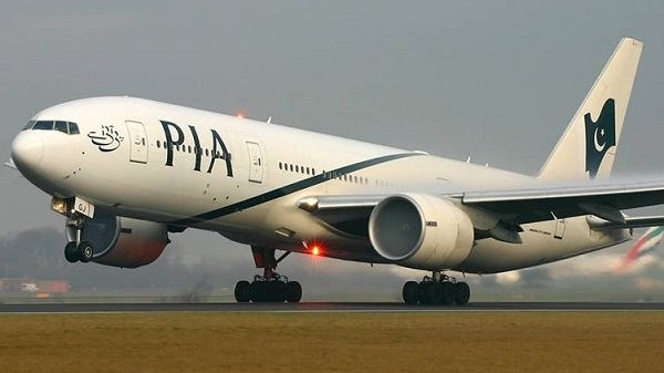 Pakistan International Airlines-ის ბორტგამყოლმა მგზავრს სცემა