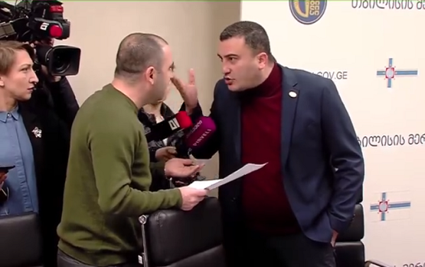 საკრებულოში ლევან ხაბეიშვილი და გიორგი დოხტურიშვილი ერთმანეთს ფიზიკურად დაუპირისპირდნენ
