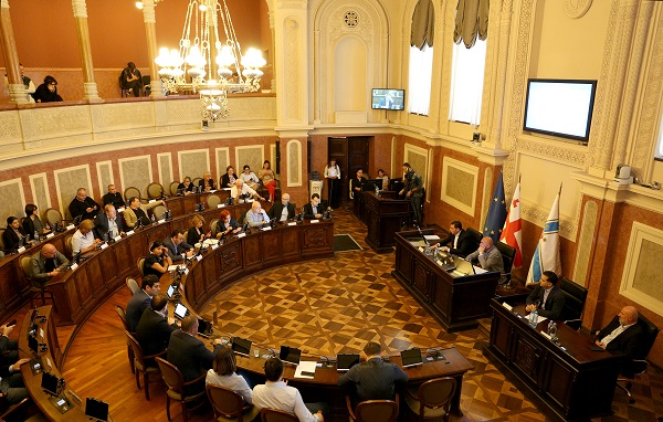 საკრებულოს სხდომა წუთიერი დუმილით გაიხსნა