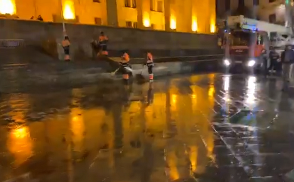დასუფთავების სამსახურმა პარლამენტის წინ ტერიტორიიდან კარვები აიღო