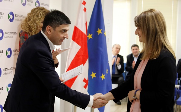 შემოსავლების სამსახურის უფროსმა უწყების თანამშრომლები დააჯილდოვა