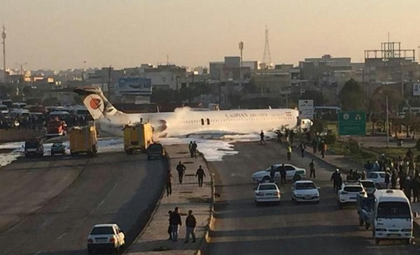 ირანული ავიაკომპანია Caspian Airlines-ის თვითმფრინავი ხალხით სავსე ქუჩაში აღმოჩნდა | ვიდეო