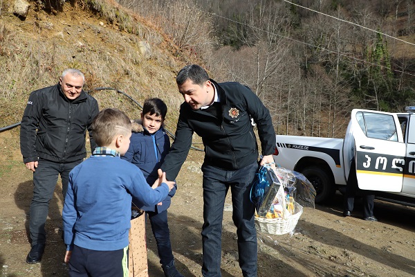 აჭარის პოლიციის დეპარტამენტის დირექტორი  ნამონასტრევში 6 წლის ნიკუშა თურმანიძეს ესტუმრა და ახალი წელი მიულოცა