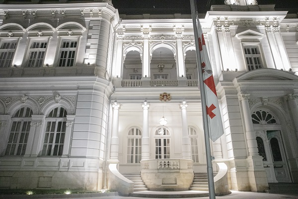 საქართველოს პრეზიდენტის სასახლეზე სახელმწიფო დროშა დაეშვა