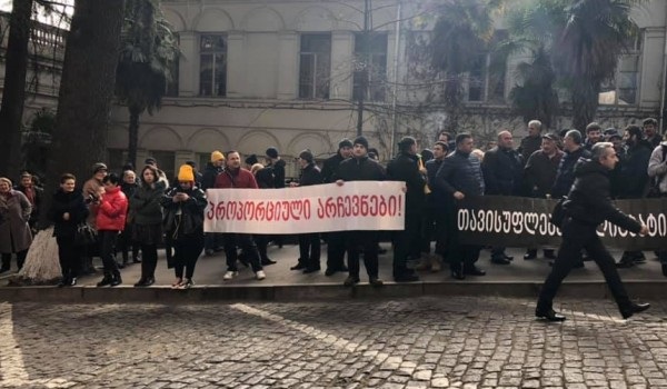 ოპოზიციამ პარლამენტის შესასვლელთან სირცხვილის დერეფნები მოაწყო