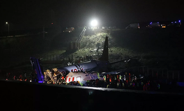 სტამბოლში თვითმფრინავის ავარიული დაშვებისას 52 ადამიანი დაშავდა