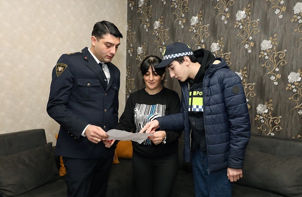 ვაჟა სირაძემ სკოლის მოსწავლე გიორგი ფალელაშვილს საჩუქრად საპატრულო პოლიციის ფორმა გადასცა