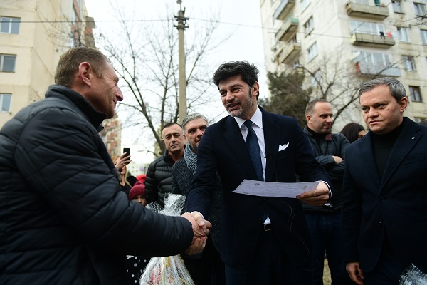 კახა კალაძემ საკუთრების დამადასტურებელი დოკუმენტები კიდევ 19 ოჯახს გადასცა