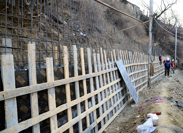 ნაძალადევის რაიონში 50-მეტრიანი საყრდენი კედლის მშენებლობა მიმდინარეობს