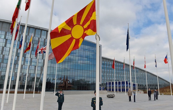 NATO-ს შტაბ-ბინის წინ ჩრდილოეთ მაკედონიის დროშა საზეიმოდ აღმართეს