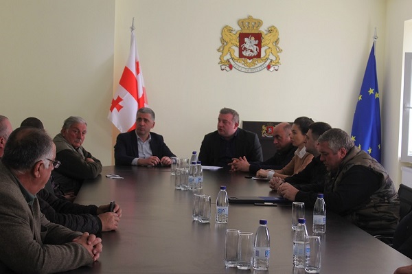 ონისა და ამბროლაურის მუნიციპალიტეტებში ფერმერებთან შეხვედრები ჩატარდა