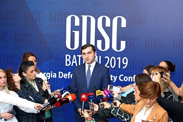თორნიკე რიჟვაძე მედიის წარმომადგენლებს ქართული ჟურნალისტიკის დღეს ულოცავს