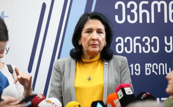 ​პრეზიდენტი მადლობას უხდის ამირან გამყრელიძეს, პაატა იმნაძეს, დაავადებათა კონტროლის ცენტრის თანამშრომლებსა და სამედიცინო პერსონალს
