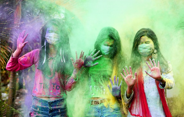 კორონავირუსის მიუხედავად, ინდოეთში ტრადიციული ფერების ფესტივალი მაინც ჩატარდა | ფოტოები