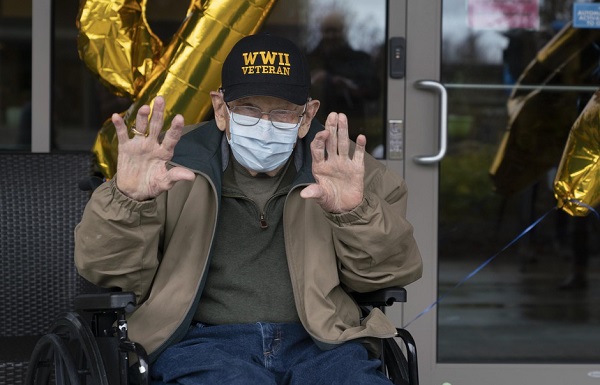 აშშ-ში 104 წლის ომის ვეტერანმა დაბადების დღე და კორონავირუსისგან განკურნება ერთდროულად აღნიშნა