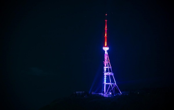 თბილისის ანძა დიდი ბრიტანეთის დროშის ფერებში განათდა