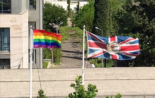 17 მაისთან დაკავშირებით ბრიტანეთის საელჩომ შენობასთან ლგბტ დროშა აღმართა