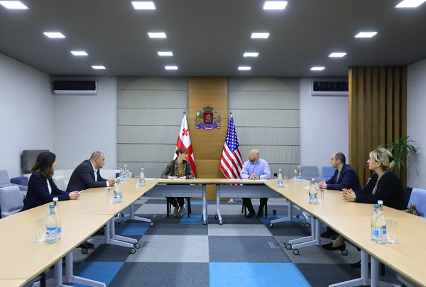 შსს-ს აშშ-ის თავდაცვის საფრთხის შემცირების სააგენტომ კოვიდ-19-თან ეფექტიანი ბრძოლისთვის პერსონალური დაცვის აღჭურვილობა გადასცა