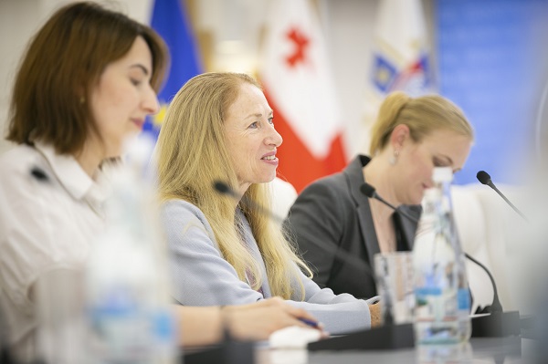 თბილისის მერმა ამერიკის ელჩთან შეხვედრა გამართა