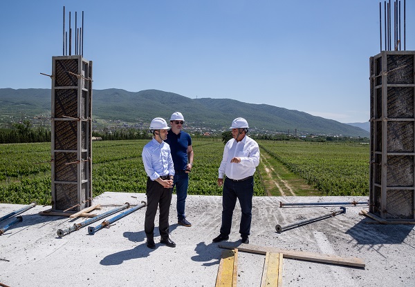 მევენახეობისა და ყურძნისეული პროდუქტების სამეცნიერო-კვლევითი სივრცის სამშენებლო სამუშაოებს  ლევან დავითაშვილი გაეცნო