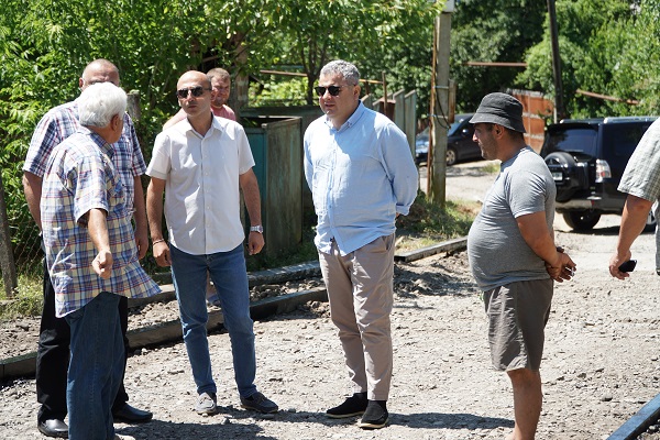 თერჯოლაში, ლესელიძის ქუჩაზე გზის ბეტონით მოწყობა სრული დატვირთვით მიმდინარეობს