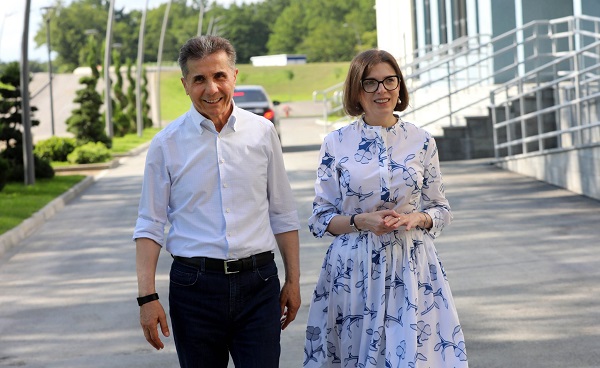 ბიძინა ივანიშვილი და ეკატერინა ხვედელიძე ქუთაისის საერთაშორისო უნივერსიტეტში მიმდინარე სამუშაოებს გაეცნენ