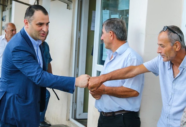 ბათუმის მერის მოვალეობის შემსრულებელმა პირველი სამუშაო დღე მერიის ორგანიზაციების თანამშრომლებთან შეხვედრით დაიწყო