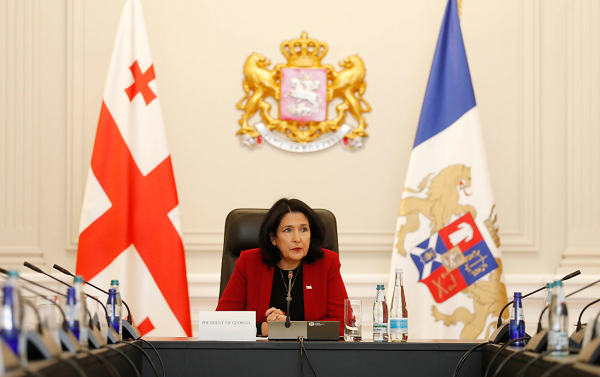 პრეზიდენტის ადმინისტრაცია სახალხო დამცველს აკრიტიკებს