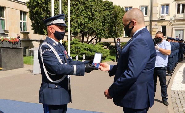 პოლონეთის შს მინისტრმა საქართველოს პოლიციის ატაშე გიორგი გამსახურდია პოლიციის წინაშე დამსახურებისთვის ვერცხლის მედლით დააჯილდოვა
