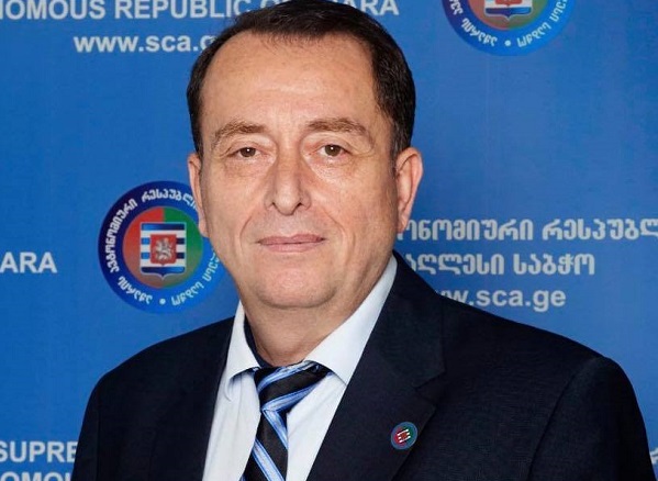 სასურველია, ოპონენტებს, მინიმუმ საბიუჯეტო და კერძო პროექტების განსხვავება შეეძლოთ - აჭარის უმაღლესი საბჭოს უმრავლესობის წევრი ოპოზიციონერ კოლეგაზე