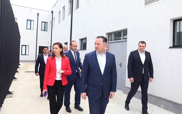 შინაგან საქმეთა მინისტრმა თბილისში დროებითი მოთავსების ახალი იზოლატორი და ადმინისტრაციული პატიმრებისთვის განკუთვნილი დაწესებულება გახსნა
