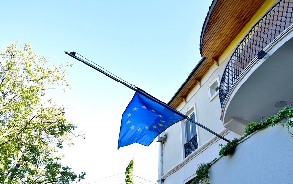 ევროკავშირის წარმომადგენლობამ გლოვის დღესთან დაკავშირებით ევროკავშირის დროშა დაუშვა