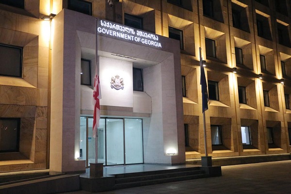 გლოვის დღესთან დაკავშირებით, მთავრობის ადმინისტრაციის შენობაზე სახელმწიფო დროშა დაეშვა