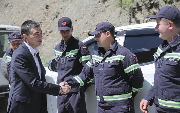სტიქიის შედეგად მოწყვეტილ სოფლებთან მიმოსვლა დაგეგმილზე ადრე აღდგა - გახარია რაჭაში განხორციელებულ სამუშაოებს გაეცნო