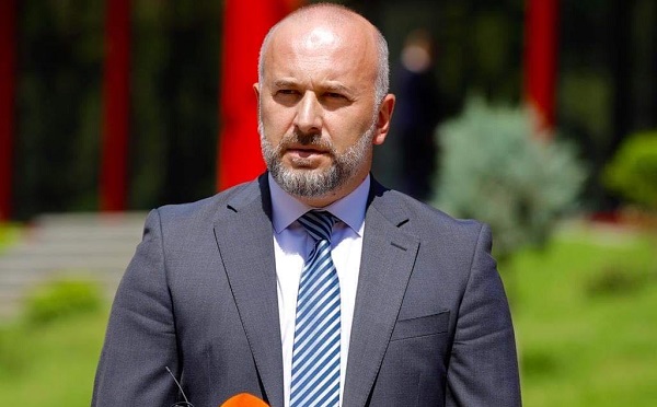 გილოცავთ სტუდენტობას, გისურვებთ თქვენი დიდი წვლილი შეიტანოთ საქართველოს წარმატებაში - ზვიად შალამბერიძე