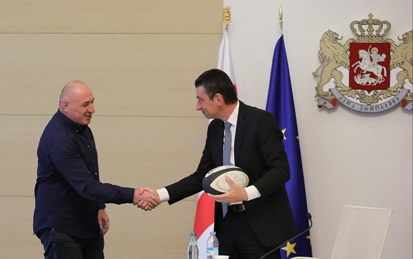 მორაგბეებმა გიორგი გახარიას სარაგბო კლუბებისა და საქართველოს რაგბის ეროვნული ნაკრების წევრების ხელმოწერილი ბურთი აჩუქეს