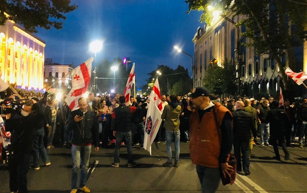 აქციის მონაწილეები ცესკოს შენობისკენ გაემართნენ