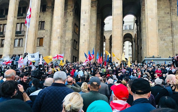 რუსთაველზე ოპოზიციონერებმა და სამოქალაქო აქტივისტებმა შეკრება დაიწყეს