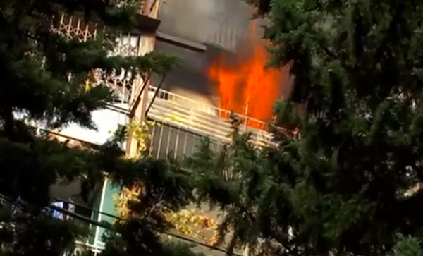 თამარაშვილის ქუჩაზე საცხოვრებელი კორპუსის ბოლო სართული იწვის