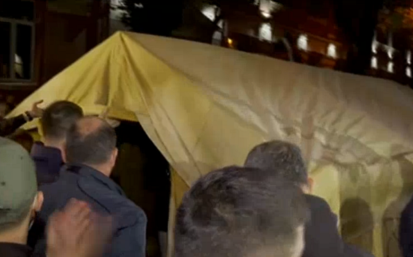 ოპოზიციამ აჭარის მთავრობის სახლთან კარავი გაშალა
