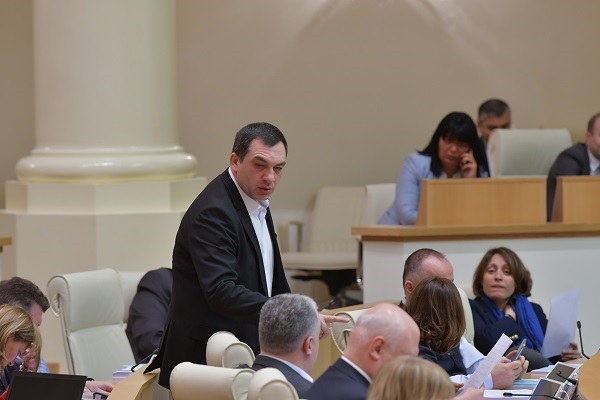 კობახიძე, ივანიშვილის კლოუნებს შორისაც გამორჩეულია, რამდენიმეა ერთმანეთთან კონკურენციაში სამარცხვინოობის თვალსაზრისით - ბოკერია