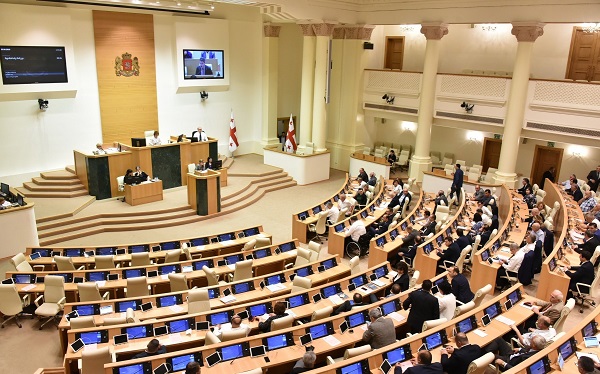 მე-10 მოწვევის პარლამენტის პირველ სხდომას 150-დან 88 წევრი ესწრება