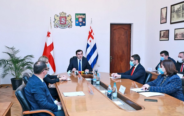 ბათუმის რესპუბლიკურ საავადმყოფოს დიალიზის 14 აპარატი და ჟანგბადის დანადგარები შეემატა