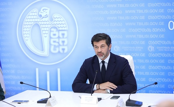 გოგებაშვილის ქუჩაზე განთავსებულ სკამებში ყვავილების ქოთნებია ჩამონტაჟებული, რომელიც ორი ახალგაზრდის პროექტია - კახა კალაძე