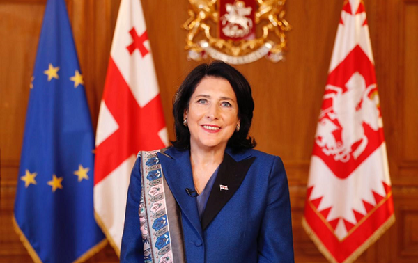 საქართველოს პრეზიდენტი მოსახლეობას ახალ წელს ულოცავს